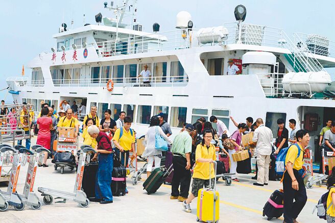 国安会秘书长顾立雄昨天透露，小三通重启评估，应该最近会完成。图为过去旅客搭厦金航线游轮的画面。（中新社）