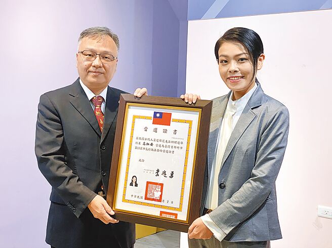 准新竹市长、民眾党立委高虹安因涉入办公室助理费公积金案，昨天国会办公室遭检调大动作搜索。国民党台北市立委第三选区补选参选人王鸿薇质疑，民进党是不是想透过司法，来没收新竹市的选举？图为新竹市长当选人高虹安（右）9日获颁新竹市长当选证书。（中央社）