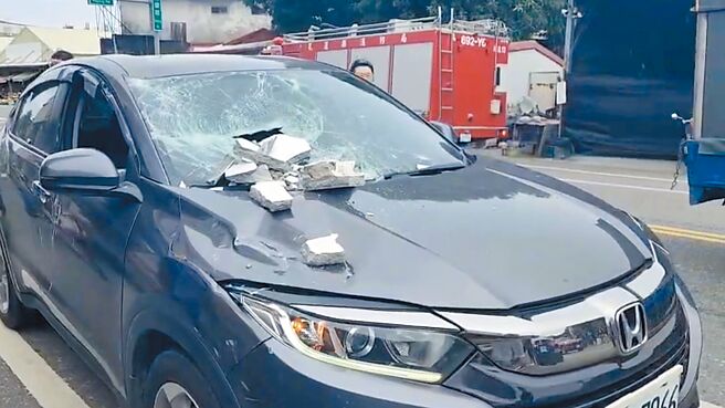 东部海域15日中午发生规模6.2地震，花莲市震度4级，花莲市区某饭店外墙疑因地震摇晃剥落，砸破路边停放车辆车窗，所幸并未造成伤亡。（民眾提供）