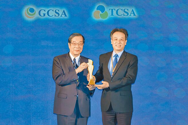 积极培育人才，台达日前荣获2022年《台湾企业永续奖》之「人才发展领袖奖」，人资长陈启祯（右）代表领奖。（台达提供）