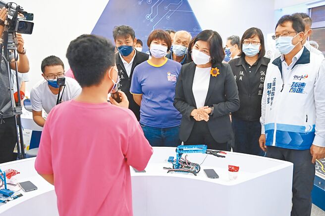 雲林縣長張麗善希望雲林縣農民未來不必再看天吃飯，土庫鎮越港國小的智慧中心，6大館的其中1館示範未來農業樣貌。（本報資料照片）