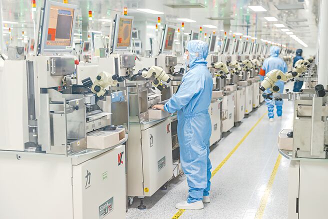 大陸國統局公布11月工業增加值、零售及固定資產投資數據，皆比預期還差。圖為江西1家電子公司工作人員在操作設備。（中新社）