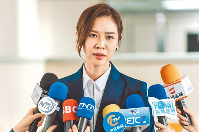 谢盈萱在《人选之人》饰演党部发言人，选战期间担任选将幕僚。（大慕影艺、公视提供）