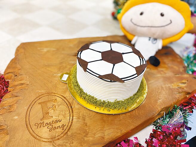 高雄大远百方师傅足球蛋糕，建议售价880元。（远百提供）