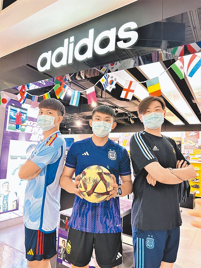 高雄大远百adidas足球系列商品五折起。（远百提供）