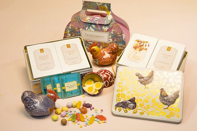 远东百货IWS爱望英国糖果屋英国耶诞彩球糖果礼盒480元、耶诞大方糖果茶叶礼盒990元、Happy Hens快乐母鸡糖果礼盒3入900元。（远百提供）