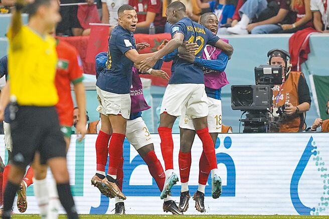 法国队庆祝第2颗进球。（美联社）