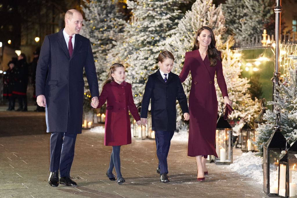 目前被列为英国王位第二、第三继承人的兄妹，乔治王子（Prince George）和夏绿蒂公主（Princess Charlotte），自女王离世后越来越频繁参与各大活动。日前也随父母威廉和凯特出席圣诞音乐会。图/美联社(photo:ChinaTimes)