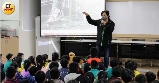 「小米爸」并非教导学生爱护动物、盲目认养，而是希望孩子尊重生命，让正确观念向下扎根。（图／方万民摄）