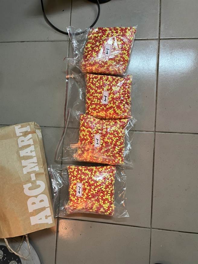 嫌犯涉以感冒胶囊提炼成麻黄素制毒。(警方提供／曹婷婷台南传真)