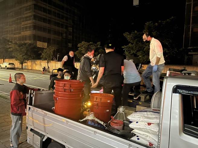 警方查扣制毒工厂，光清点及搬运现场物品就花7个多小时并动用10吨卡车才将扣押设备载回。(警方提供／曹婷婷台南传真)