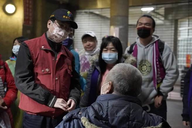 新北市副市长刘和然和社会局副局长吴淑芳等人夜访街友，关怀街友的身心状况。（新北市社会局提供）