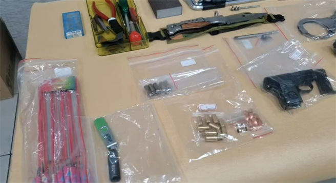 陳姓男子涉嫌改造槍械，警方搜出槍械及改造工具，以及沖天炮和手銬及刑警背心。（翻攝照片／高雄洪靖宜傳真）
