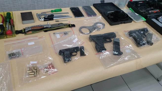 陳姓男子涉嫌改造槍械，警方搜出槍械及改造工具，以及沖天炮和手銬及刑警背心。（翻攝照片／高雄洪靖宜傳真）
