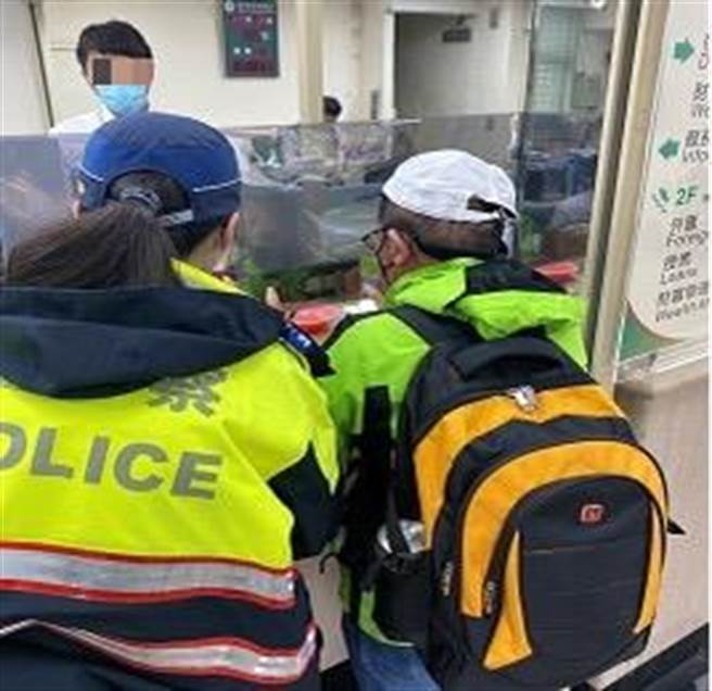 桃园老翁误信投资诈骗，险遭诈50万元龙潭警方及时拦阻。(警方提供／吕筱蝉桃园传真)