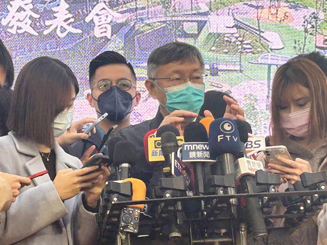 台北市长柯文哲（右二）今上午出席兴国公园全龄幸福成果发表会，会中受访。（陈薏云摄）