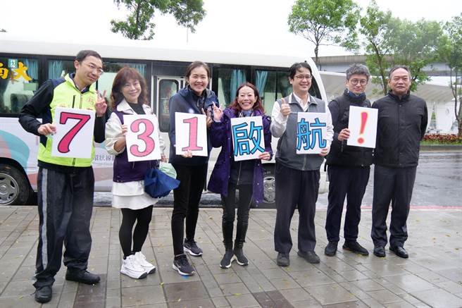 新北市交通局副局长林丽珠（中）表示，三莺转运站今（17）日起与停车场一併试营运，新辟「731陶艺山水」环状线公车，即日起至12月25日共9天，提供免费试乘。（陈慰慈摄）