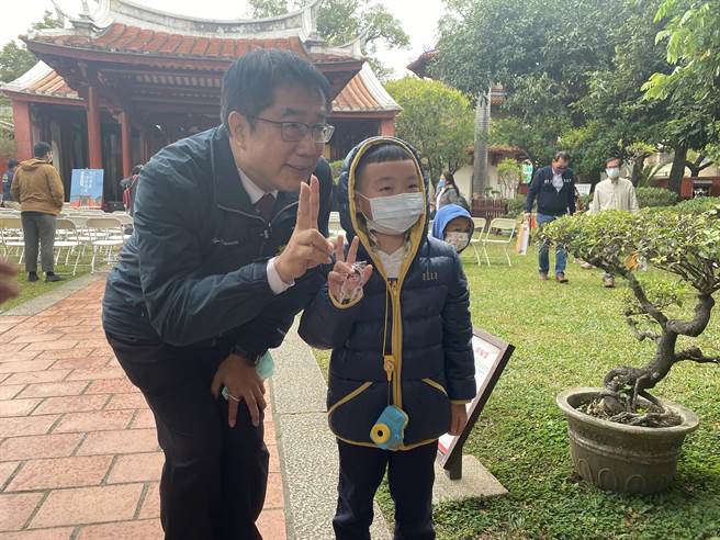 台南市长黄伟哲(左)今早受访透露，小内阁仅微幅调整。(曹婷婷摄)