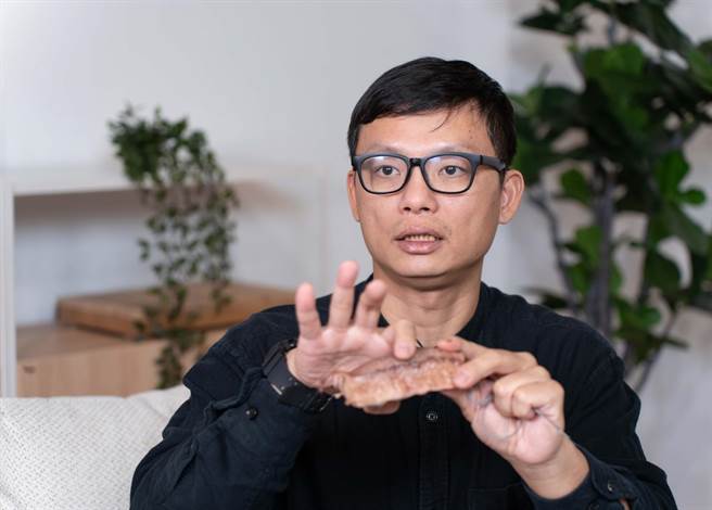 徐国伦解释蛞蝓道具的制作过程。（吴松翰摄）