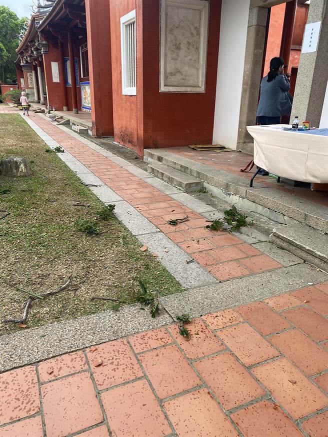 国定古蹟台南孔庙明伦堂上午发生雨豆树的树枝断掉，刚好砸中屋瓦，瓦片掉落地上。(曹婷婷摄)