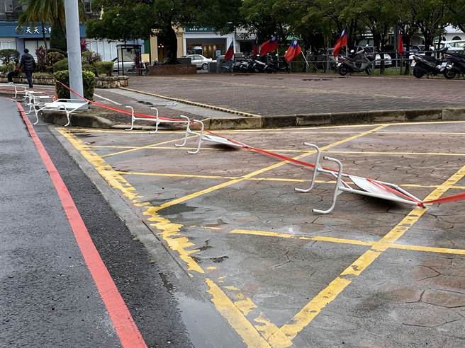 嘉义市国际管乐节交管，天候不佳，强风吹倒路阻。（廖素慧摄）