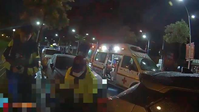 警消到场协助伤者送医。（警方提供）