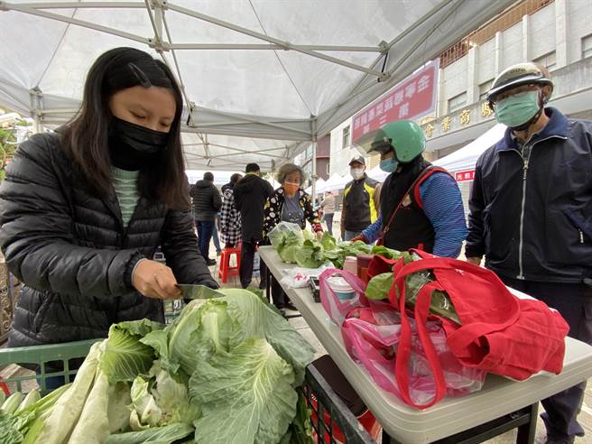 现场琳琅满目的新鲜农特产品，吸引不少民眾一早顶着寒风到场选购。(于家麒摄)