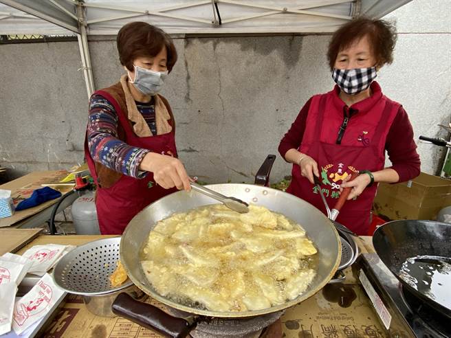 主办单位贴心请来拥有传统手艺的阿姨，现场炸芋头请民眾品尝。(于家麒摄)