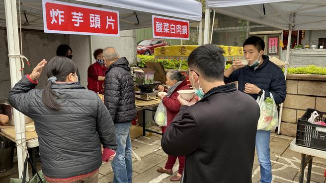 现煮免费酸菜白肉锅掳获民眾味蕾，寒冬里喝上1碗真的温暖上心窝。(于家麒摄)