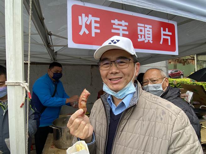 县府建设处长李有忠也亲自试吃刚炸好的香肠，讚不绝口。(于家麒摄)