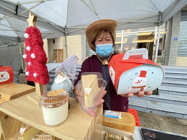 农民市集也有手工甜点摊贩进驻，搭配小巧的圣诞节装饰，带来欢乐气氛。(于家麒摄)