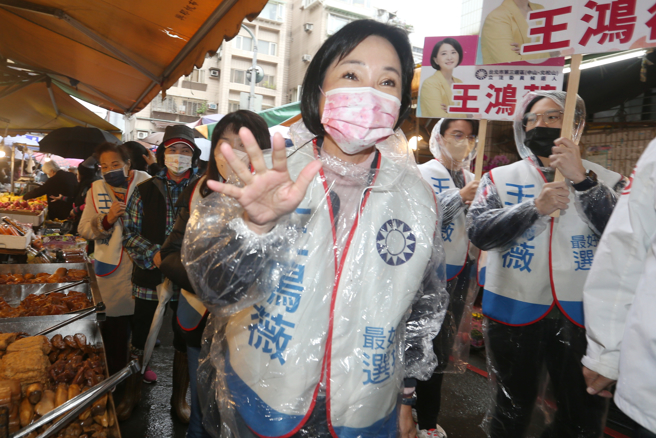  国民党台北市立委补选候选人王鸿薇因确诊无法跑行程，17日由前立委柯志恩（见图）代班前往长春市场扫街拜票，柯志恩表示朋友有难当然互相帮助，希望能做好王鸿薇的「分身」。（杜宜谙摄）