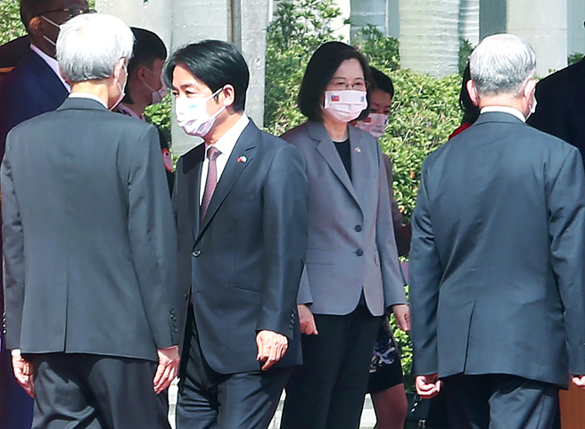 蔡英文总统（前右二）29日在总统府前广场以隆重军礼欢迎拉丁美洲及加勒比海友邦圣露西亚总理皮耶访问团，副总统赖清德（前左二）一同与会观礼，。（赵双杰摄）