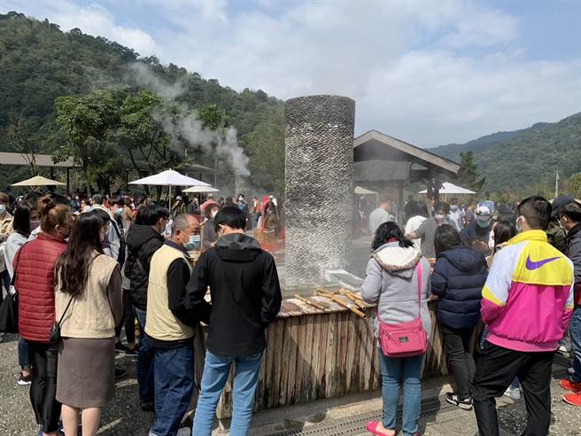 天气冷，各地温泉景点见到泡汤取暖人潮，医师也提醒注意保暖。（门诺医院提供）