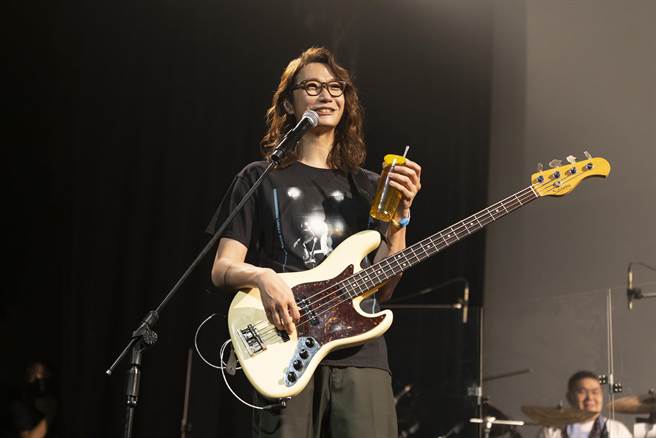 宇宙人方Q演场会过生日戏瘾大开分饰两角，演出〈太空警察〉大喝「台中青茶」。（相信音乐提供）