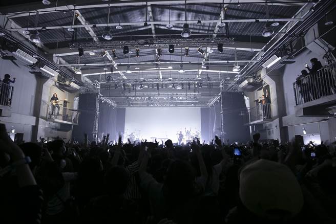 宇宙人方Q（左上）与小玉（右上）登看台与粉丝上演「罗密欧与茱丽叶」。（相信音乐提供）.