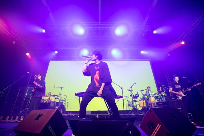 宇宙人16日晚间到台中Legacy举办《理想状态演唱会》「方Q生日派对」。（相信音乐提供）