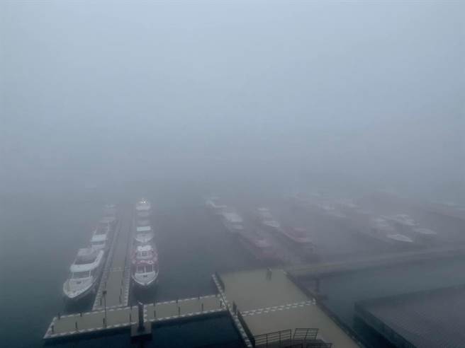 台湾入冬锋面通过及首波寒流南下，日月潭地区雾茫茫。（民眾提供／杨静茹南投传真）