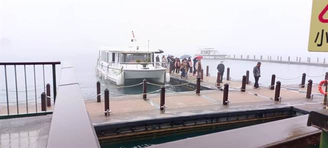 日月潭10时许云雾散开復航，12时许因云雾来袭再度禁航，游艇开航行灯安全返航。（日管处提供／杨静茹南投传真）