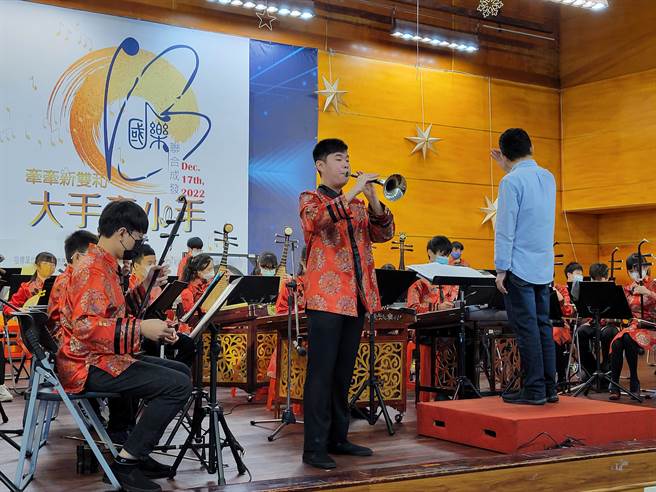 新北市福和国中与新和国小国乐团今天举办联合成果发表会。（教育局提供）