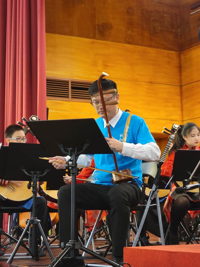 新北市教育局长张明文也拿起二胡与小朋友们合奏。（教育局提供）