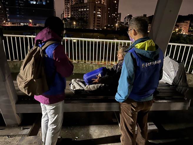 因應寒流，北市社會局9日啟動全市街友大夜訪，發送睡袋、外套等禦寒物資，並於17、18日於萬華區及中正區開設街友避寒所。（北市社會局提供／張芷瑜台北傳真）