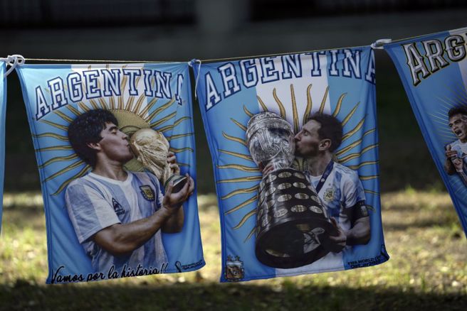 阿根廷英雄马拉杜纳与梅西的加油旗帜。（美联社资料照）