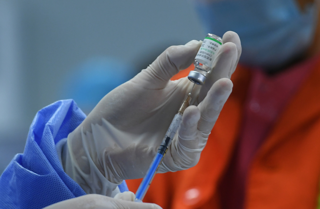 日本研究得知，接种对抗COVID-19变异株Omicron的次世代疫苗保护力可逾7成。（示意图／中新社）