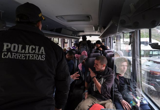 数千游客因秘鲁进入紧急状态而困在马丘比丘附近城镇。（图／路透社）
