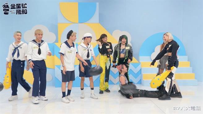 HUR游戏惨败，席子淇不敢置信跌坐地。（左起蓝弟、廖学文、 许孟维、蔡朕、巴伦月、席子淇、C.Holly、 连颖、裴颉）。（八大提供）