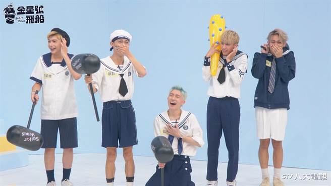 蔡朕（左二）被笑「中文程度差」（八大提供）