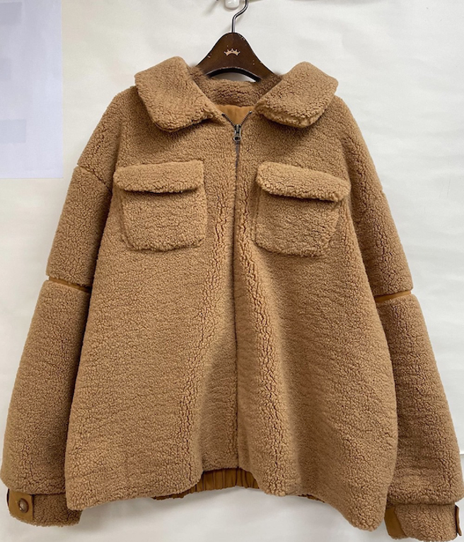 京站的4E WEAR絨毛翻領外套，推薦價4880元。（京站提供）