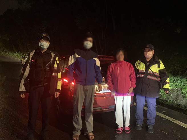 7旬汪姓妇人闪车不慎车轮掉水沟，下车察看又被锁，老妇车外淋雨幸好遇到龟山警救援。(翻摄照片／蔡依珍桃园传真)