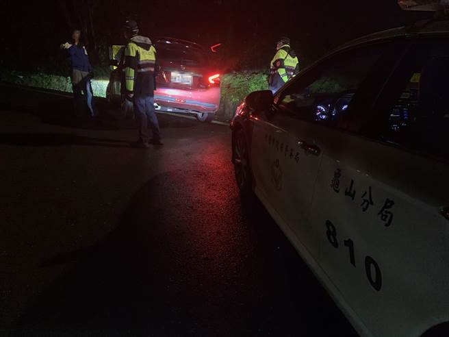 7旬汪姓妇人闪车不慎车轮掉水沟，下车察看又被锁，老妇车外淋雨幸好遇到龟山警救援。(翻摄照片／蔡依珍桃园传真)